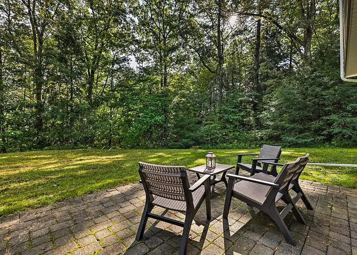 Stroudsburg Hideout In Poconos With Private Hot Tub!