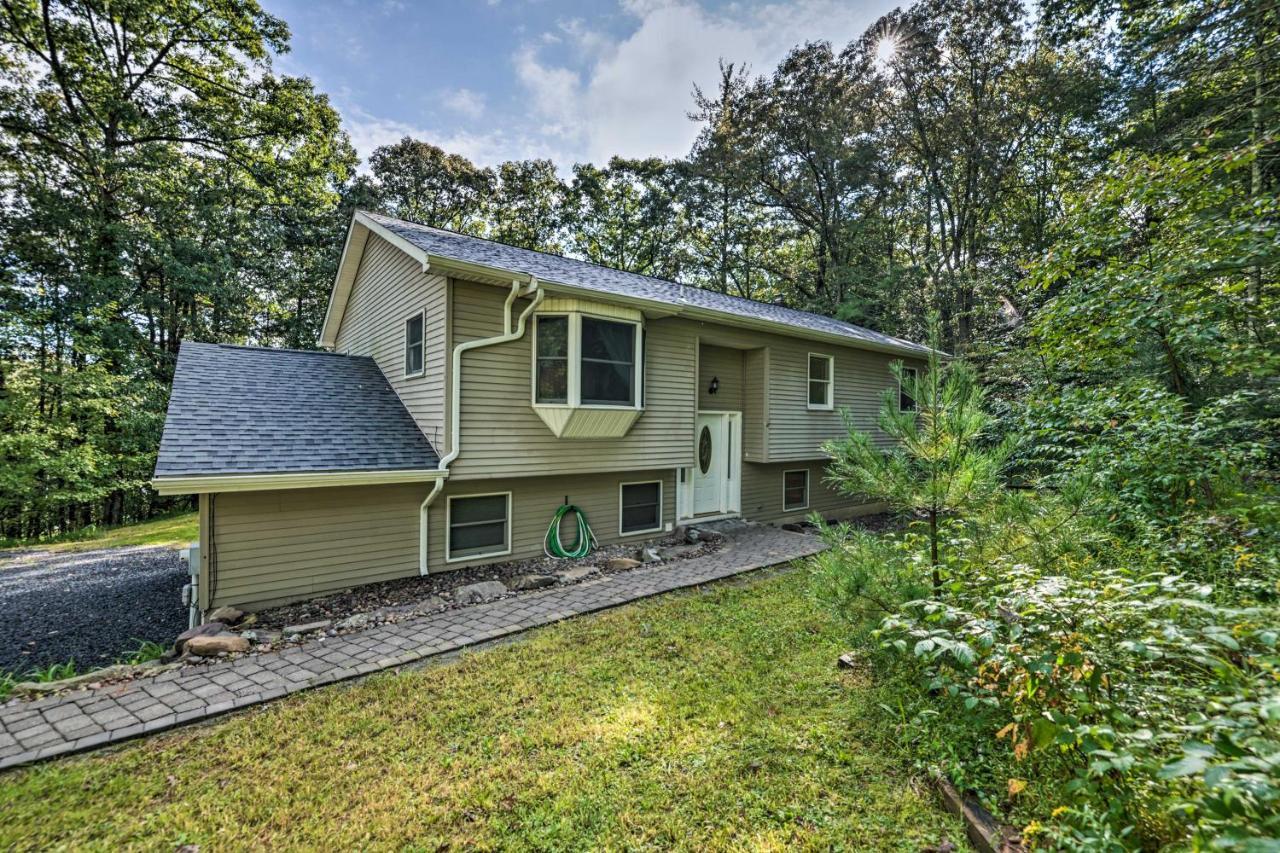 Hideout In Poconos With Private Hot Tub! *