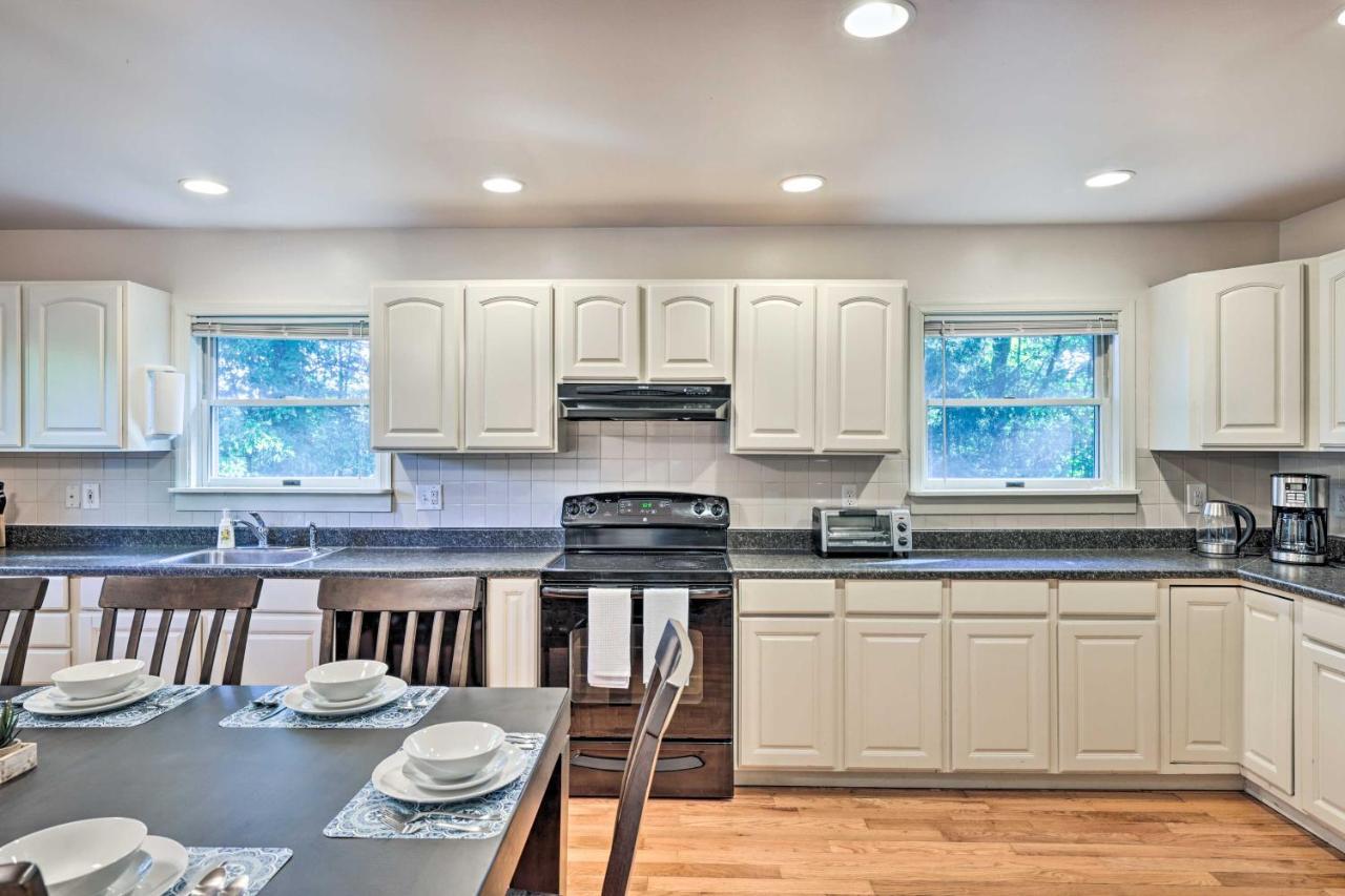 Holiday home Hideout In Poconos With Private Hot Tub!