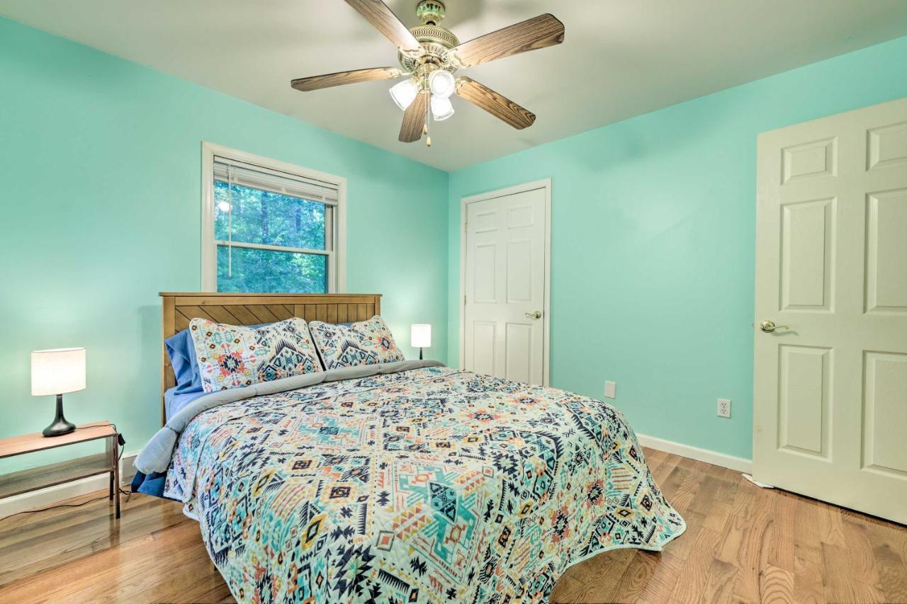 Hideout In Poconos With Private Hot Tub! Stroudsburg