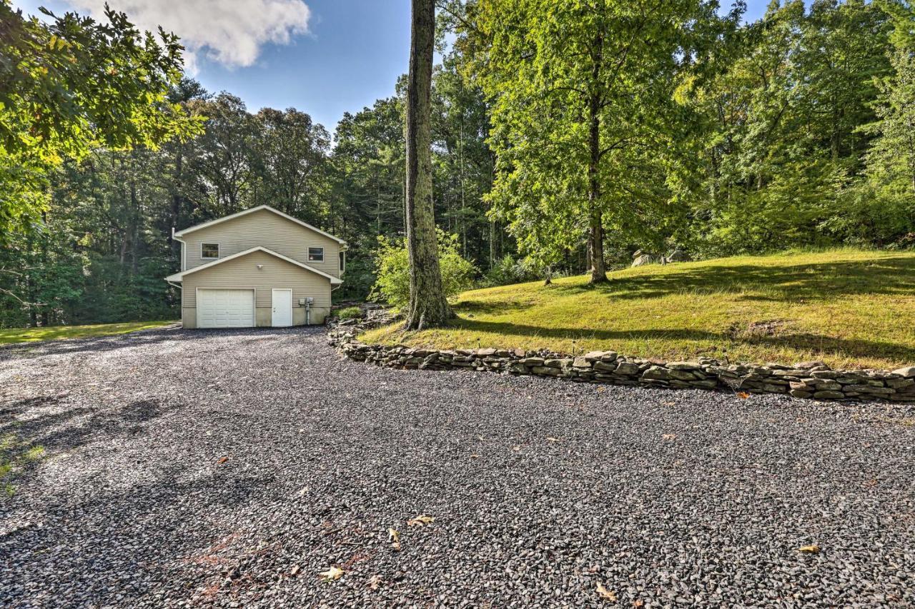 Hideout In Poconos With Private Hot Tub! *
