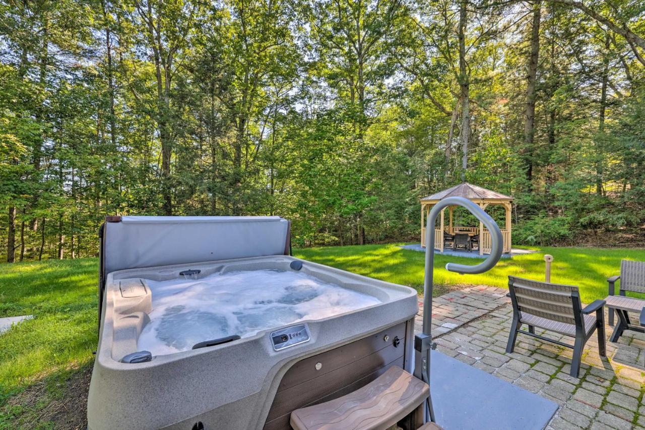 Holiday home Hideout In Poconos With Private Hot Tub!