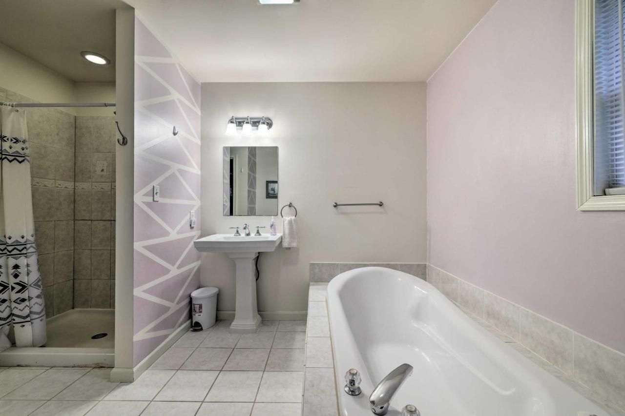 Holiday home Hideout In Poconos With Private Hot Tub! *