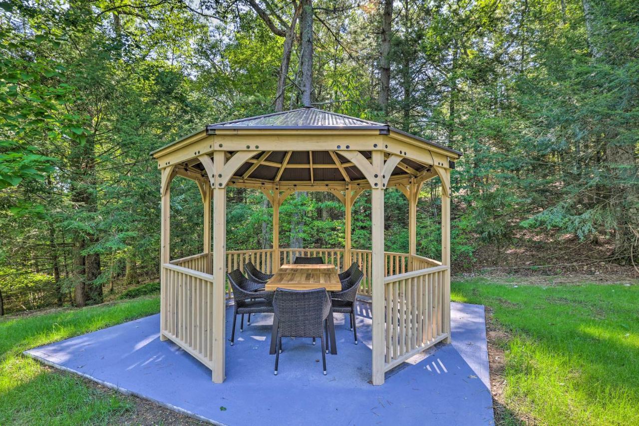 Holiday home Hideout In Poconos With Private Hot Tub!