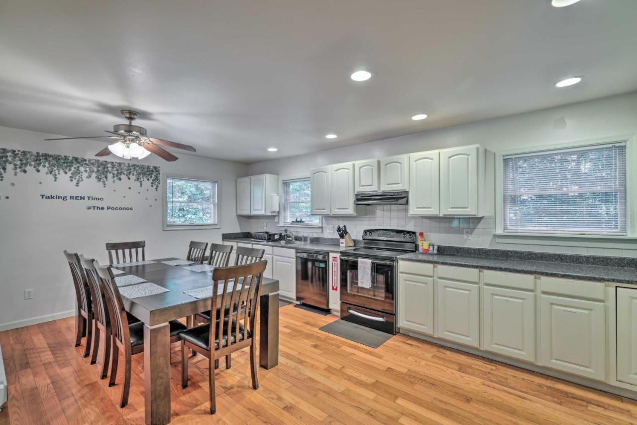 Holiday home Hideout In Poconos With Private Hot Tub! Stroudsburg