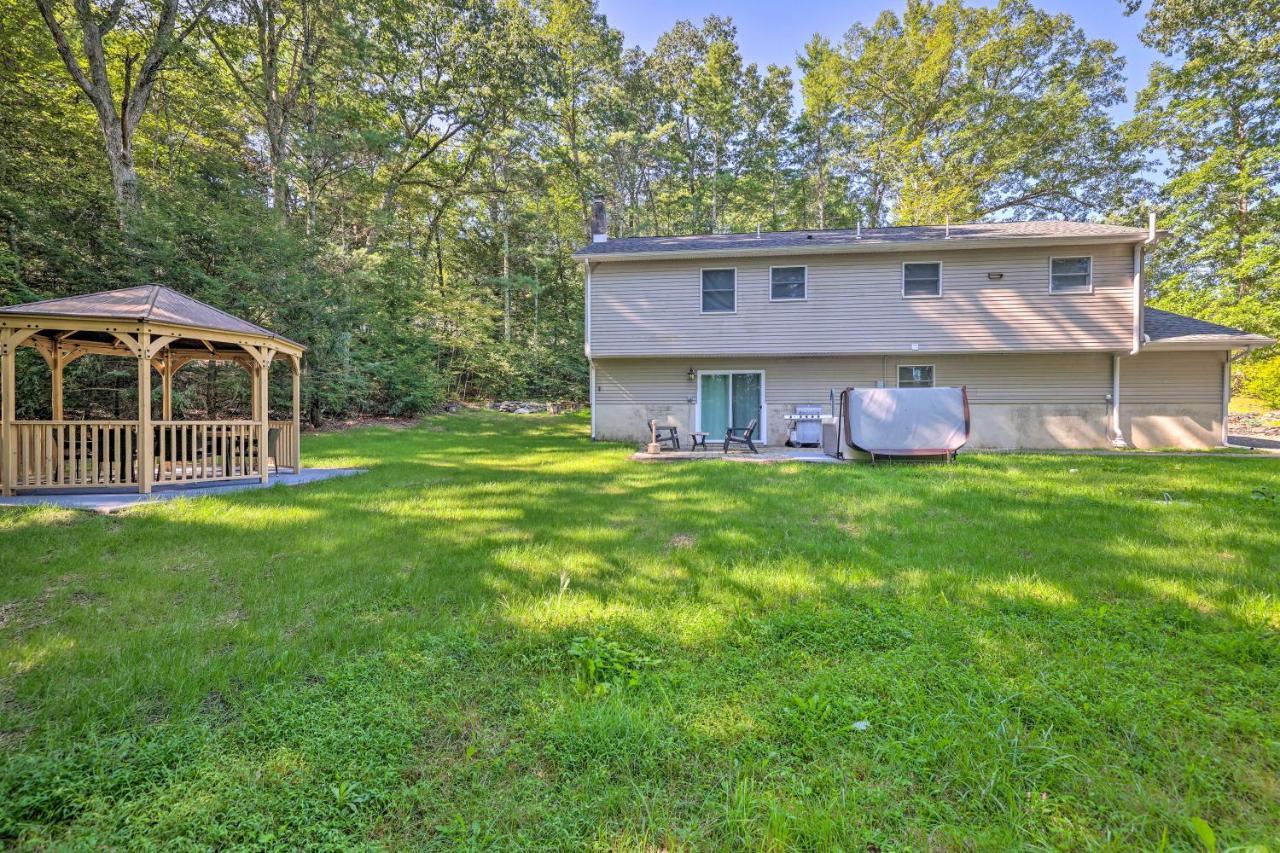 Holiday home Hideout In Poconos With Private Hot Tub!