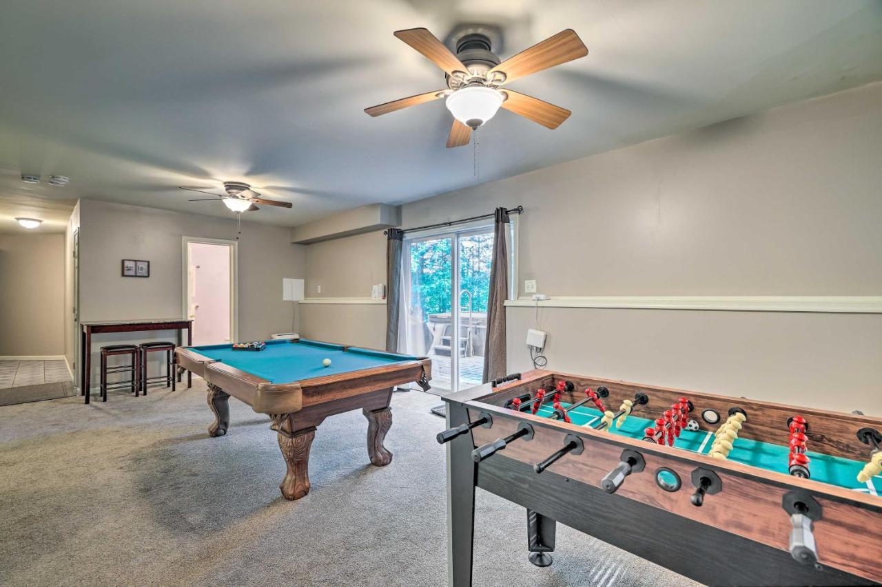 Holiday home Hideout In Poconos With Private Hot Tub!