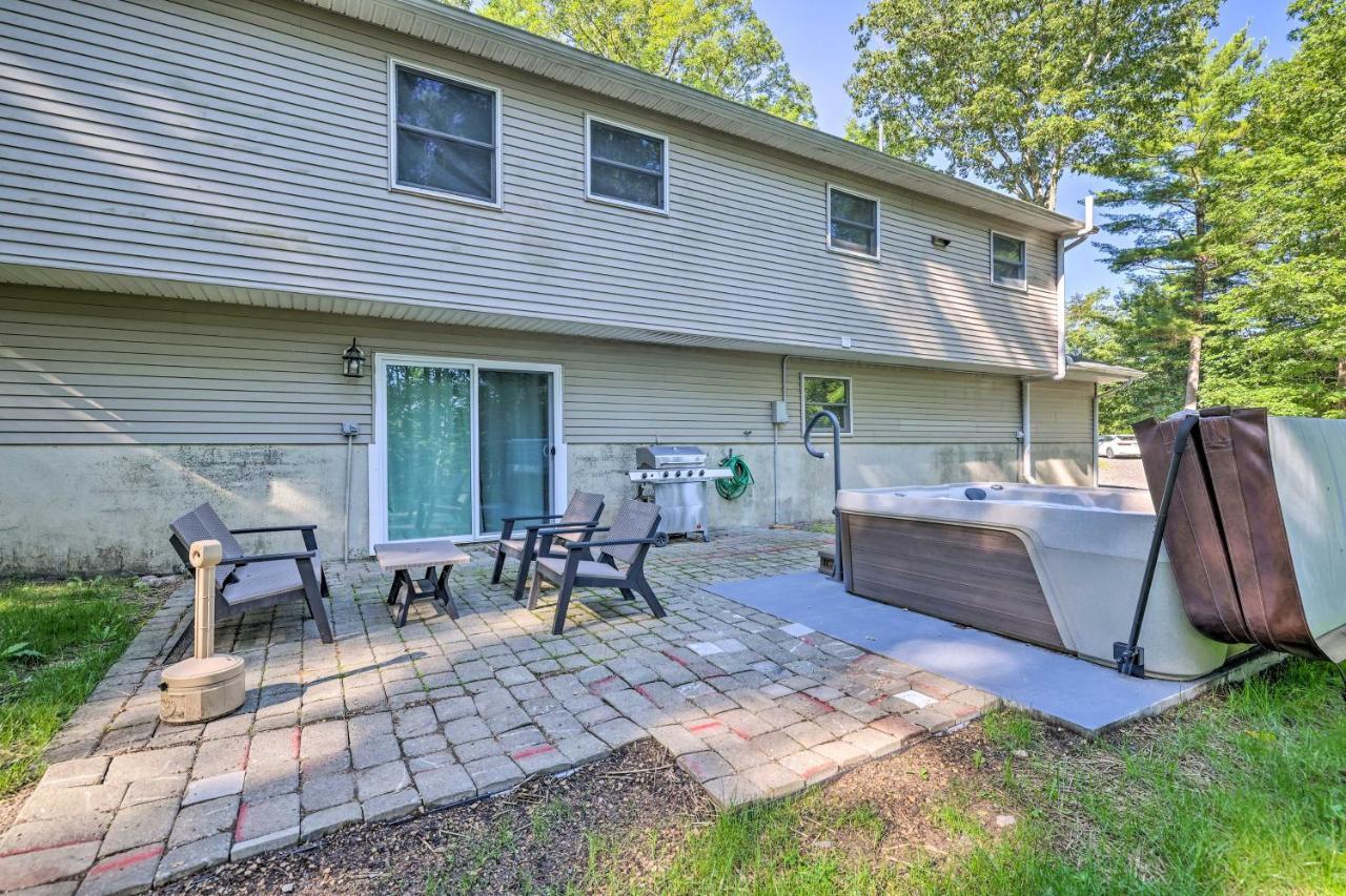 Hideout In Poconos With Private Hot Tub! Holiday home *