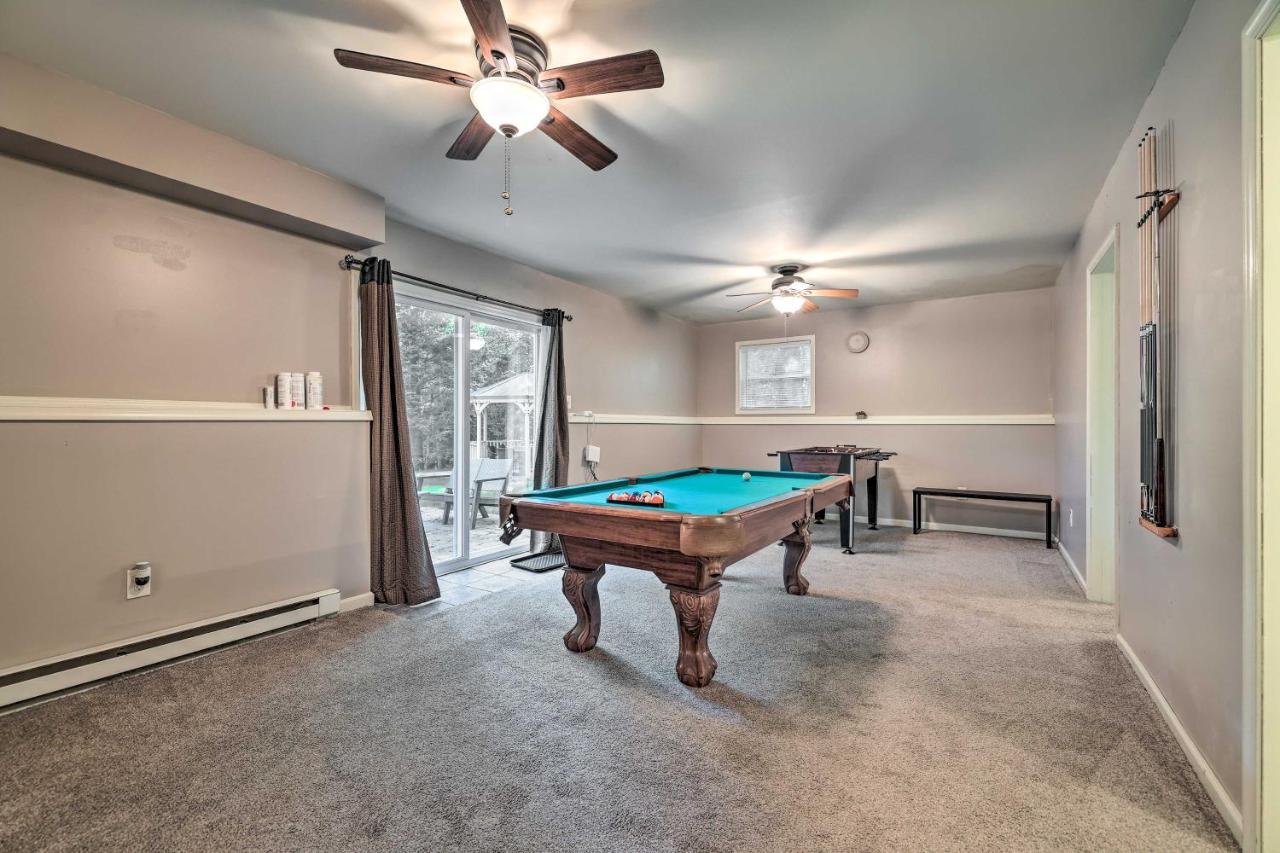 Holiday home Hideout In Poconos With Private Hot Tub!