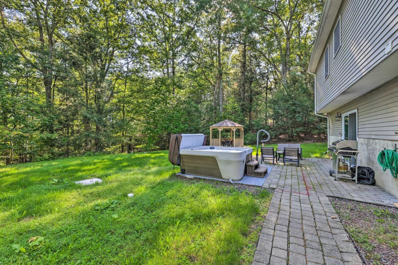 Hideout In Poconos With Private Hot Tub! * Stroudsburg